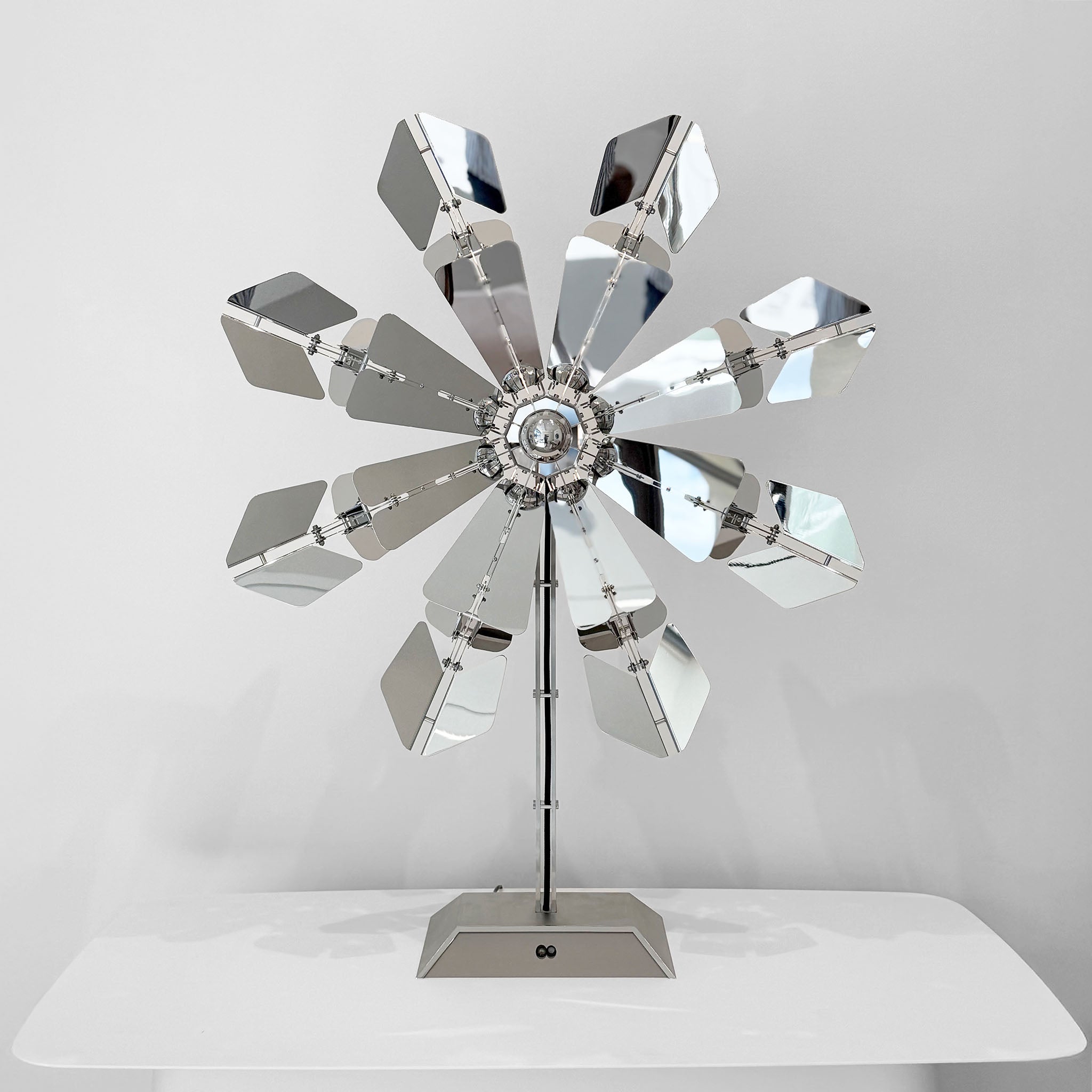 琥珀　sculptor MB&F and Parker Heyl & Mac Van Dam Cosmobloom Sculpture Art